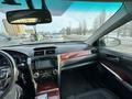Toyota Camry 2014 года за 9 500 000 тг. в Актобе – фото 2