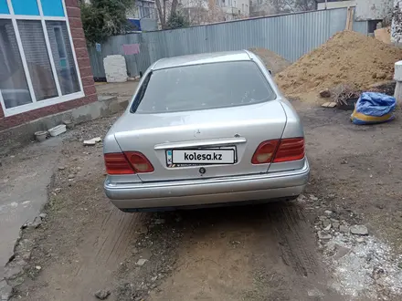 Mercedes-Benz E 200 1997 года за 1 800 000 тг. в Актобе – фото 4