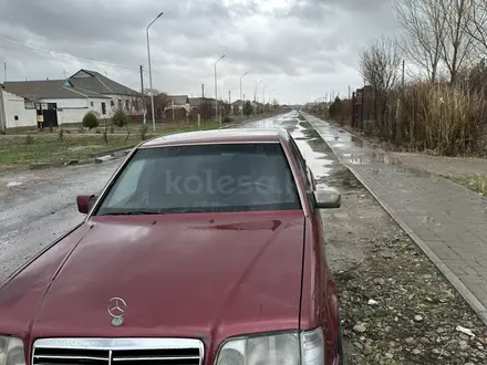 Mercedes-Benz E 220 1993 года за 1 350 000 тг. в Туркестан – фото 2