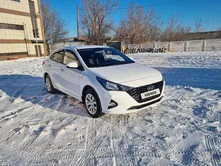 Hyundai Accent 2023 года за 8 400 000 тг. в Караганда