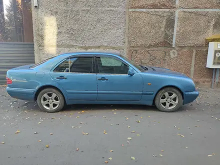 Mercedes-Benz E 240 1998 года за 2 500 000 тг. в Петропавловск – фото 2