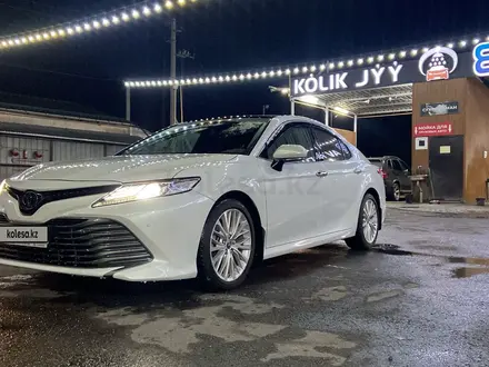 Toyota Camry 2018 года за 15 200 000 тг. в Алматы