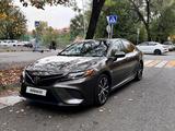 Toyota Camry 2020 года за 12 200 000 тг. в Алматы – фото 2