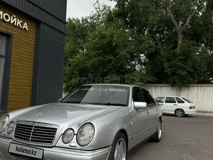 Mercedes-Benz E 320 1999 года за 4 500 000 тг. в Тараз – фото 2