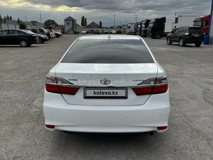 Toyota Camry 2017 года за 10 500 000 тг. в Уральск – фото 2