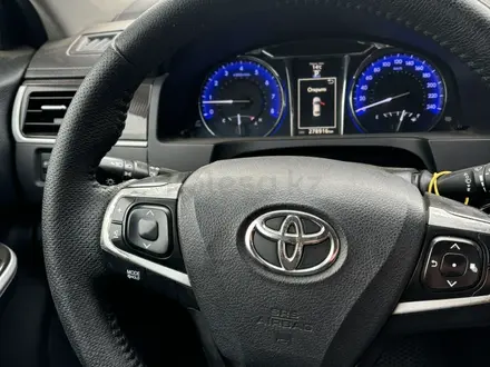 Toyota Camry 2017 года за 10 500 000 тг. в Уральск – фото 4