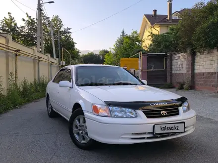 Toyota Camry 2000 года за 2 700 000 тг. в Алматы – фото 2