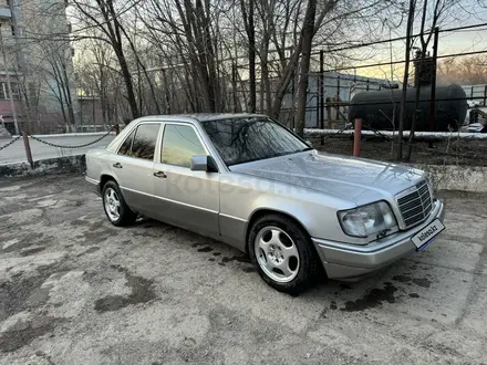 Mercedes-Benz E 220 1991 года за 1 600 000 тг. в Караганда