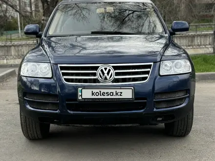 Volkswagen Touareg 2005 года за 4 800 000 тг. в Алматы – фото 2