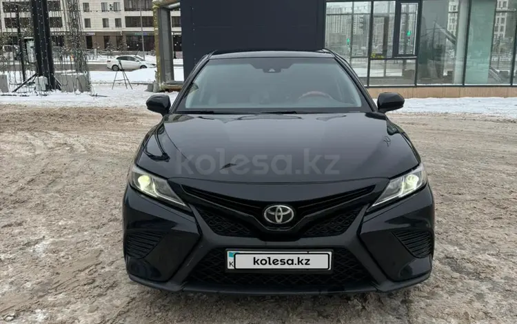 Toyota Camry 2018 года за 10 500 000 тг. в Астана