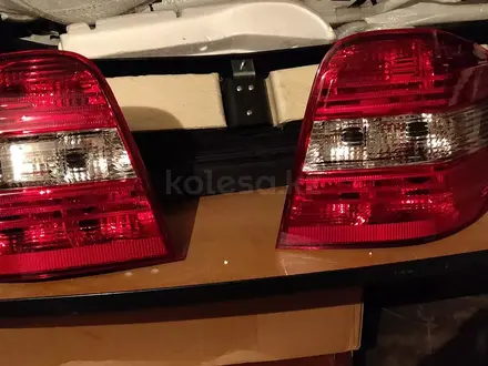Mercedes ml w164 задние фонари Мерседес мл 164 фонарь за 20 000 тг. в Алматы