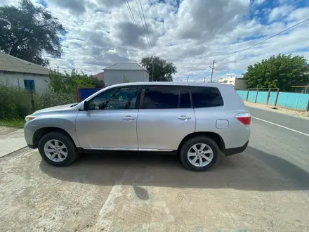 Toyota Highlander 2013 года за 8 000 000 тг. в Атырау – фото 2