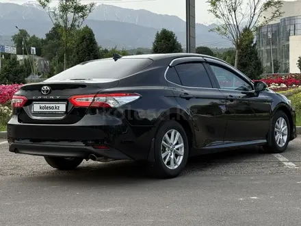 Toyota Camry 2021 года за 13 850 000 тг. в Алматы – фото 3