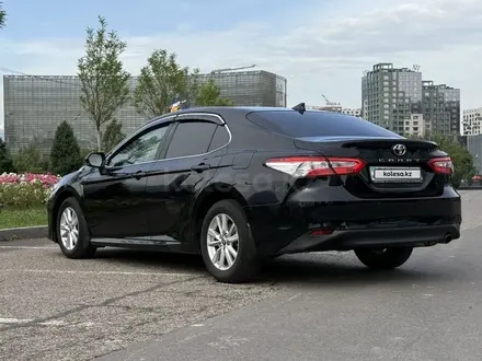 Toyota Camry 2021 года за 13 850 000 тг. в Алматы – фото 4