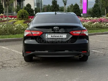Toyota Camry 2021 года за 13 850 000 тг. в Алматы – фото 5