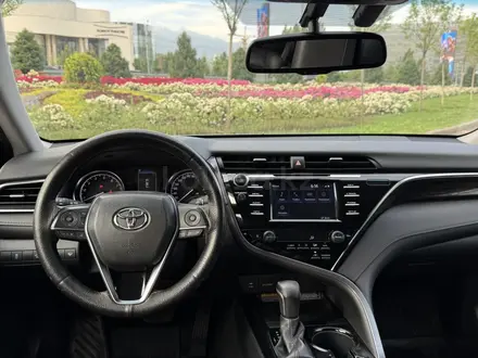 Toyota Camry 2021 года за 13 850 000 тг. в Алматы – фото 6
