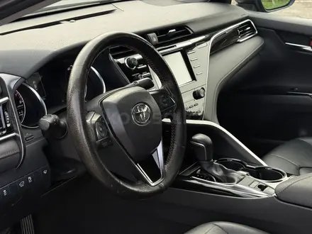 Toyota Camry 2021 года за 13 850 000 тг. в Алматы – фото 7