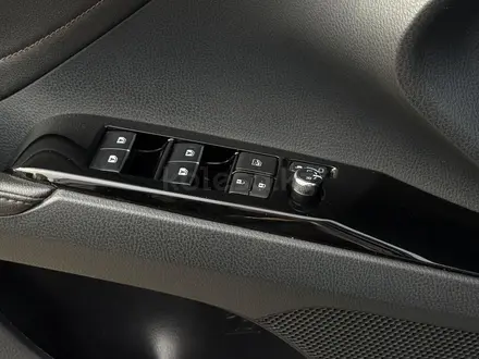 Toyota Camry 2021 года за 13 850 000 тг. в Алматы – фото 14
