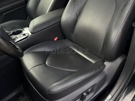 Toyota Camry 2021 года за 13 850 000 тг. в Алматы – фото 15