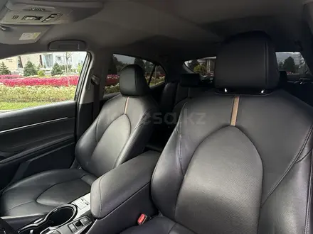 Toyota Camry 2021 года за 13 850 000 тг. в Алматы – фото 16