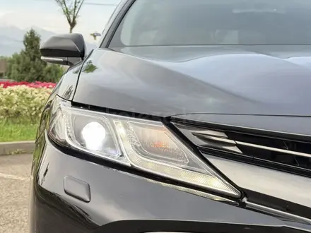 Toyota Camry 2021 года за 13 850 000 тг. в Алматы – фото 18