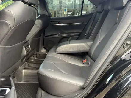Toyota Camry 2021 года за 13 850 000 тг. в Алматы – фото 19