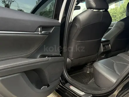 Toyota Camry 2021 года за 13 850 000 тг. в Алматы – фото 20