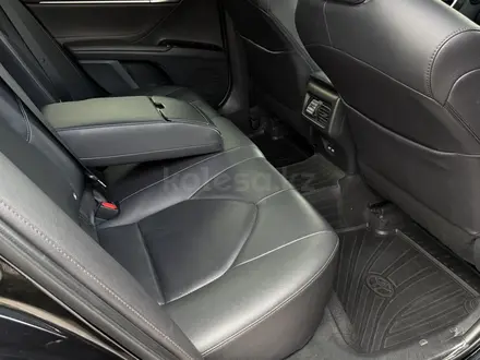 Toyota Camry 2021 года за 13 850 000 тг. в Алматы – фото 21