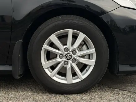 Toyota Camry 2021 года за 13 850 000 тг. в Алматы – фото 23