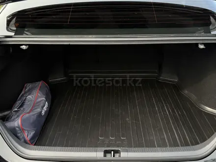 Toyota Camry 2021 года за 13 850 000 тг. в Алматы – фото 25