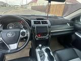 Toyota Camry 2013 года за 5 500 000 тг. в Атырау – фото 2