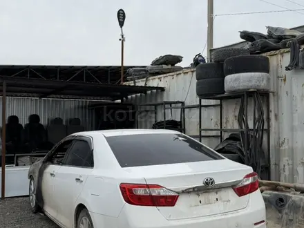 Toyota Camry 2013 года за 2 000 002 тг. в Атырау – фото 2