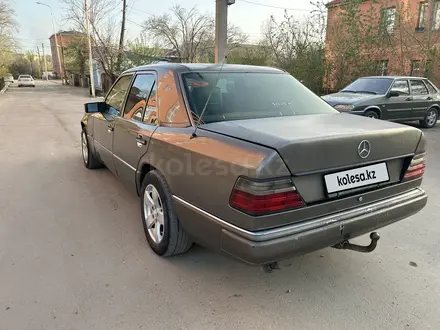 Mercedes-Benz E 220 1993 года за 1 700 000 тг. в Жезказган – фото 4