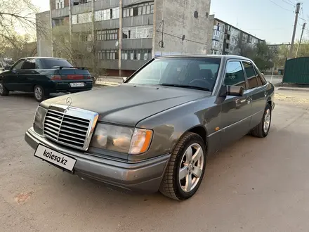 Mercedes-Benz E 220 1993 года за 1 700 000 тг. в Жезказган – фото 2