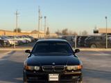 BMW 750 2000 годаүшін5 700 000 тг. в Актау