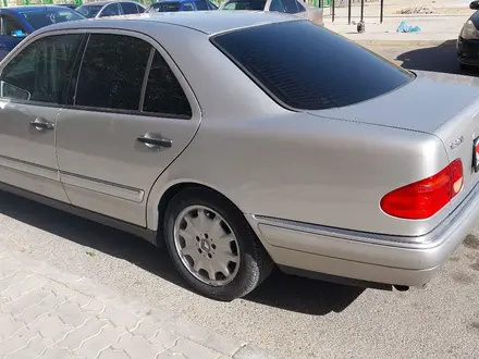 Mercedes-Benz E 320 1998 года за 3 500 000 тг. в Актау – фото 2