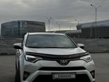 Toyota RAV4 2017 года за 12 800 000 тг. в Астана – фото 2