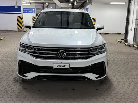Volkswagen Tiguan 2023 года за 22 500 000 тг. в Астана