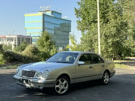 Mercedes-Benz E 320 1998 года за 3 300 000 тг. в Алматы