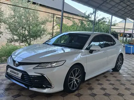 Toyota Camry 2021 года за 13 700 000 тг. в Шымкент – фото 2