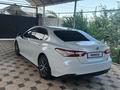 Toyota Camry 2021 года за 13 700 000 тг. в Шымкент – фото 3
