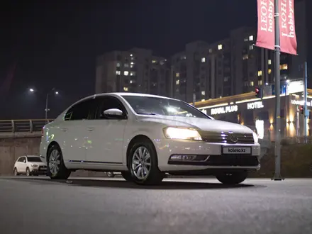 Volkswagen Passat 2014 года за 7 000 000 тг. в Алматы – фото 17