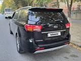 Kia Carnival 2015 года за 9 100 000 тг. в Шымкент – фото 4