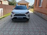 Toyota RAV4 2021 года за 20 500 000 тг. в Уральск