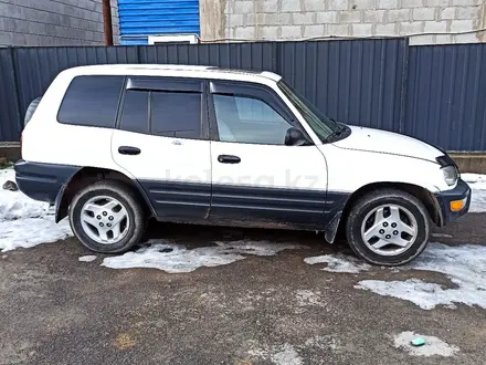 Toyota RAV4 1996 года за 2 300 000 тг. в Есик – фото 2