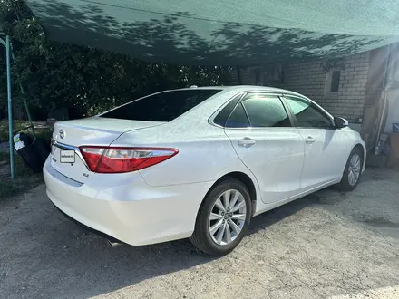 Toyota Camry 2015 года за 8 000 000 тг. в Уральск – фото 2