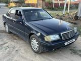 Mercedes-Benz C 180 1995 года за 700 000 тг. в Караганда – фото 2