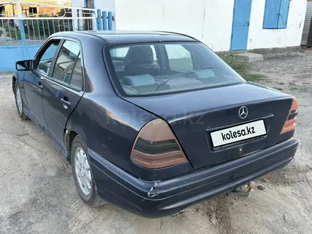 Mercedes-Benz C 180 1995 года за 700 000 тг. в Караганда – фото 4