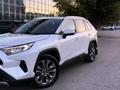 Toyota RAV4 2021 года за 14 000 000 тг. в Актобе