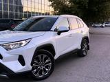 Toyota RAV4 2021 года за 14 000 000 тг. в Актобе